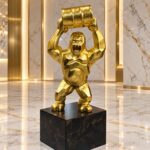 Escultura Decorativa de King Kong con Hoja de Oro